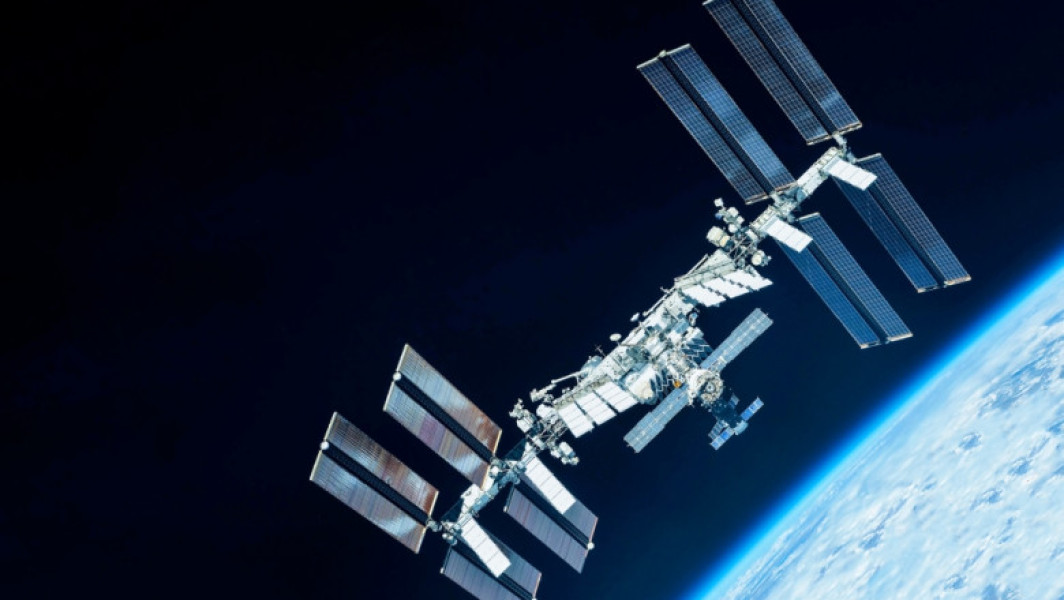 Rusia intenționează să integreze modelul său de inteligență artificială Gigachat în sistemele de pe Stația Spațială Internațională (ISS), potrivit declarațiilor făcută marți de șeful agenției spațiale Roscosmos, Dmitri Bakanov. Informația este preluată și citată de site-ul digi24.ro.