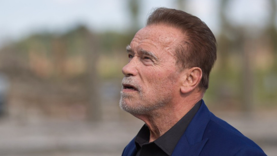 Arnold Schwarzenegger a surprins pasagerii metroului din Viena cu un mesaj special, relatează digi24.ro. Actorul și fostul guvernator al Californiei s-a adresat calatorilor prin difuzoare, salutându-i ca pe „eroi ai acțiunilor climatice”. Potrivit sursei, acesta a anunțat în limba germană că este directorul lor pentru mobilitate și i-a felicitat pentru modul în care se deplasează cu metroul, salvând planeta prin comportamente responsabile.