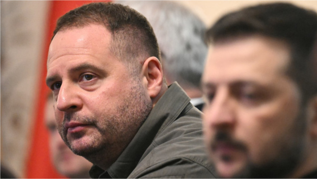 Andrii Iermak, omul de încredere al președintelui ucrainean Volodimir Zelenski, dirijează în prezent eforturile diplomatice ale Kievului și caută soluții pentru a îmbunătăți relațiile cu Washingtonul, potrivit digi24.ro. Iermak încearcă, de asemenea, să pregătească terenul pentru o eventuală carieră politică independentă, în cazul în care Zelenski va decide să facă pasul în afara funcției prezidențiale.