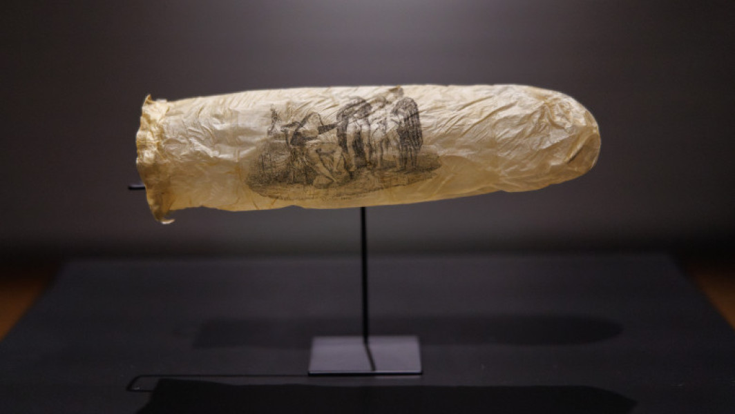 Un prezervativ rar, datând din jurul anului 1830, a fost expus recent la Rijksmuseum din Amsterdam, notează digi24.ro. Acest obiect vechi de aproape 200 de ani face parte din colecția muzeului și a fost achiziționat cu aproximativ 1.000 de euro la o licitație din Harlem, cu sprijinul F.G. Waller Fonds.
