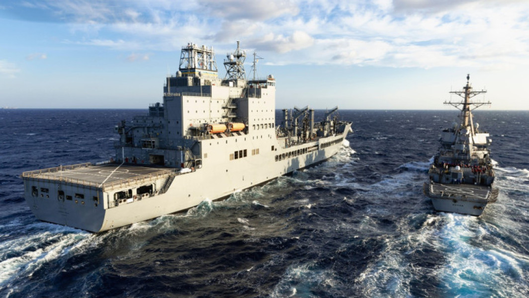 Secretarul Apărării din Statele Unite, Pete Hegseth, a ordonat redenumirea unei nave a Marinei americane, USNS Harvey Milk, potrivit DW. Nava, botezată în 2021 după activistul pentru drepturile homosexualilor Harvey Milk, poartă acum un nume controversat, inițiativa fiind criticată de unii oficiali și politicieni. Conform site-ului de știri din domeniul apărării Military.com, decizia vine în contextul unui proces de epurare a inițiativelor legate de diversitate la nivelul Pentagonului.