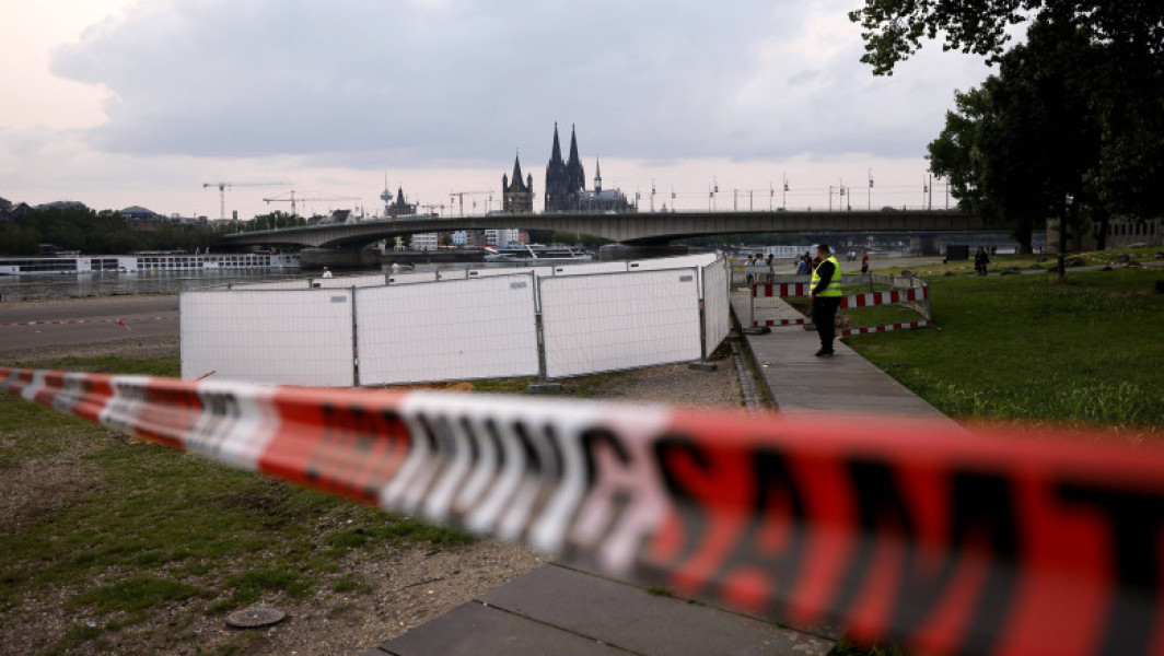 Autoritățile din Köln au evacuat peste 20.000 de oameni după ce au fost descoperite trei bombe americane neexplodate din timpul celui de-al Doilea Război Mondial, relatează digi24.ro. Potrivit informațiilor, evacuarea a inclus spitale, școli, azile și zeci de hoteluri, fiind cea mai amplă operațiune de acest fel de după război în oraș.