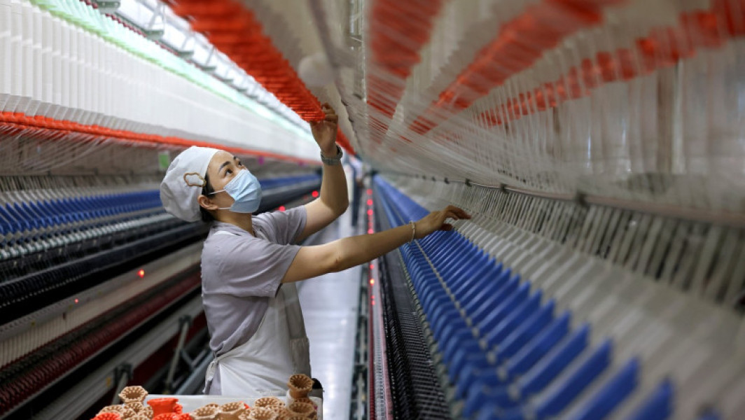 Activitatea manufacturieră din China a scăzut în mai, cel mai rapid ritm din septembrie 2022, potrivit unui sondaj privat publicat marți. Sondajul publicat de Caixin/S&P Global indică o scădere a indicelui managerilor de achiziții (PMI) din industrie la 48,3, sub estimările Reuters de 50,6, și față de 50,4 în aprilie. Este pentru prima dată din septembrie anul trecut când indicele a coborât sub pragul de 50, care semnalează încetinirea activității. Conform site-ului digi24.ro, scăderea activității a fost accentuată de reducerea cererii externe, inclusiv a comenzilor de export, care au atins cel mai redus nivel din iulie 2023.