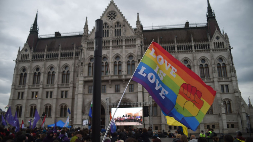 Curtea Constituțională din Ungaria decide că trebuie recunoscute unioniile de fapt ale cuplurilor de același sex în țara lor