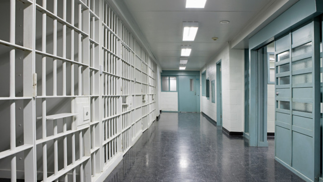 Suedia va trimite până la 600 de deținuți în Estonia, pentru a-și executa pedepsele, într-un efort de a reduce supraaglomerarea penitenciarelor, potrivit unui acord anunțat recent de guvernul de la Stockholm, relatează digi24.ro. Începând cu luna iulie a anului viitor, autoritățile suedeze vor putea transfera bărbați condamnați pentru diverse infracțiuni, de la crima la infracțiuni sexuale, în închisoarea din Tartu. Acordul trebuie însă încă aprobat de parlamentele celor două state.