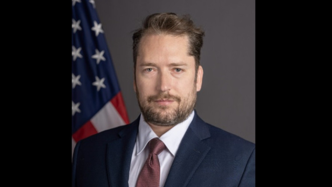 Darren Beattie, secretar de stat adjunct al SUA, controversat pentru opiniile sale pro-ruse și pentru implicarea în închiderea unei agenții de combatere a dezinformării, este acuzat de sursele din cadrul Departamentului de Stat că nu ar fi fost verificat corespunzător înainte de numire. Potrivit publicației digi24.ro, acesta a fost numit în funcție în condiții considerate discutabile.
