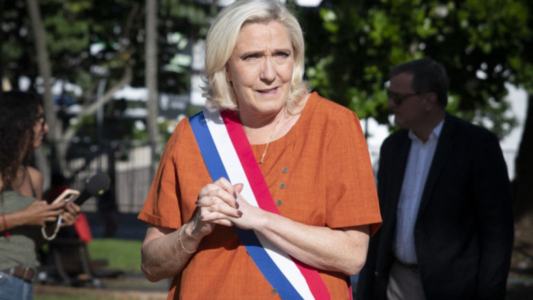 Marine Le Pen își păstrează temporar funcția de reprezentant local în regiunea Pas-de-Calais, chiar dacă a fost condamnată pentru deturnare de fonduri publice. Potrivit digi24.ro, instanța din Lille a decis să îi retragă dreptul de a candida pentru o funcție publică pentru o perioadă de cinci ani, ceea ce afectează în mod direct ambițiile sale prezidențiale.