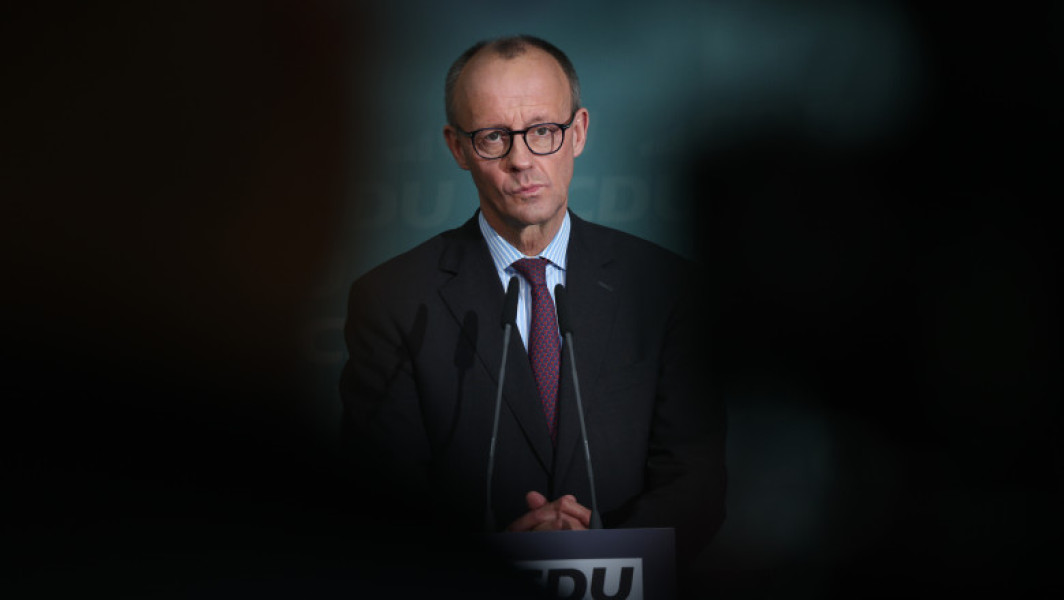 Friedrich Merz, prim-ministrul german, va avea joi prima întâlnire față în față cu președintele american Donald Trump, relatează digi24.ro. Potrivit sursei, întâlnirea se va desfășura în Biroul Oval, într-un context tensionat între Europa și SUA, în condițiile în care încercările Europei de a evita impunerea de tarife americane și de a menține sprijinul SUA pentru Ucraina sunt priorități importante.