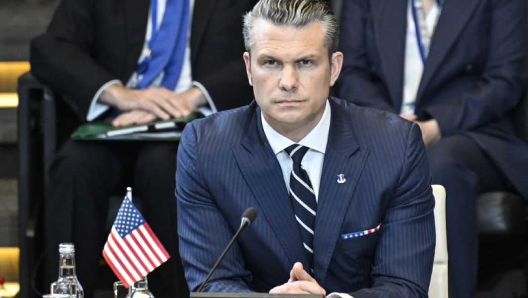 Aliatul NATO nu se poate baza doar pe Statele Unite pentru apărare, a spus secretarul american al apărării, Pete Hegseth. Potrivit publicației Politico, el a explicat că mesajul Washingtonului este clar: „Este vorba de descurajare și pace prin forță, dar fără a depinde doar de SUA.” Hegseth a declarat reporterilor înainte de reuniunea miniștrilor apărării NATO de la Bruxelles că „nu poate fi și nu va fi dependenta de America. Nu poate fi doar despre capacitățile SUA.”