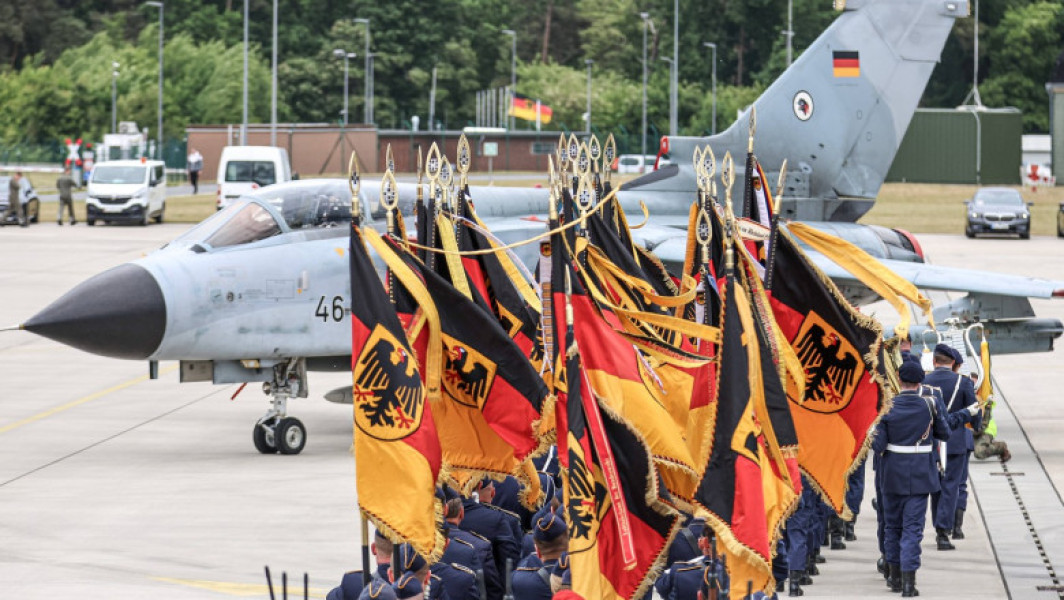 Germania va necesita aproximativ 50.000 până la 60.000 de soldați suplimentari pentru a îndeplini noile cerințe ale NATO, potrivit declarațiilor ministrului german al apărării, Boris Pistorius, înainte de întâlnirea ministrilor apărării din cadrul alianței de la Bruxelles, notează AFP și News.ro. Pistorius a menționat că această estimare este aproximativă și are ca scop întărirea capacităților de apărare solicitate de NATO.