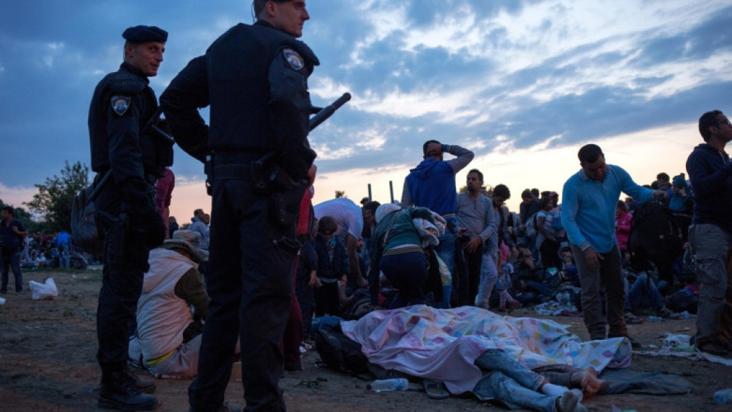 Administrația președintelui Donald Trump face presiuni asupra Serbiei și altor țări din Balcani pentru a primi migranți deportați din Statele Unite, potrivit unor surse citate de Bloomberg. Potrivit acestor persoane anonime, solicitări de acest fel sunt în curs de desfășurare și reprezintă parte dintr-o strategie mai amplă de a găsi guverne dispuse să accepte migranți deportați din SUA, inclusiv unii care au intrat inițial sub protecția americane din perioada Biden. Birourile regionale ale Departamentului de Stat al SUA au fost însărcinate cu promovarea acestei idei, noteaza digi24.ro. Nu se știe dacă s-au încheiat acorduri oficiale în urma discuțiilor, iar Casa Albă și Departamentul de Stat nu au comentat momentan aceste informații. De asemenea, ministrul de externe al Serbiei nu a răspuns la solicitările de comentarii.