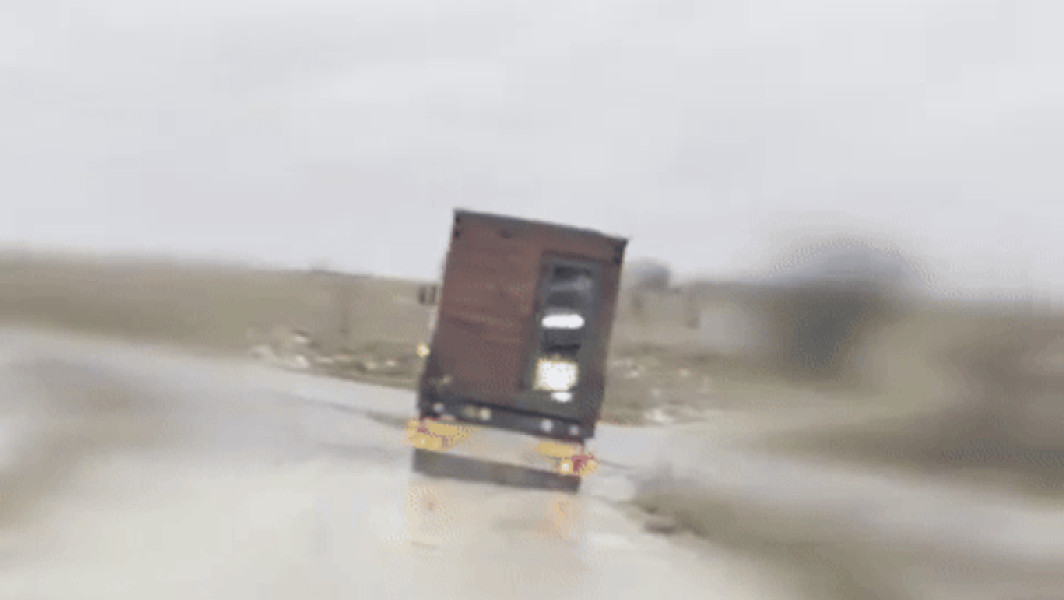 Canale media publică imagini cu TIR-uri ucrainene care transportă drone în Rusia