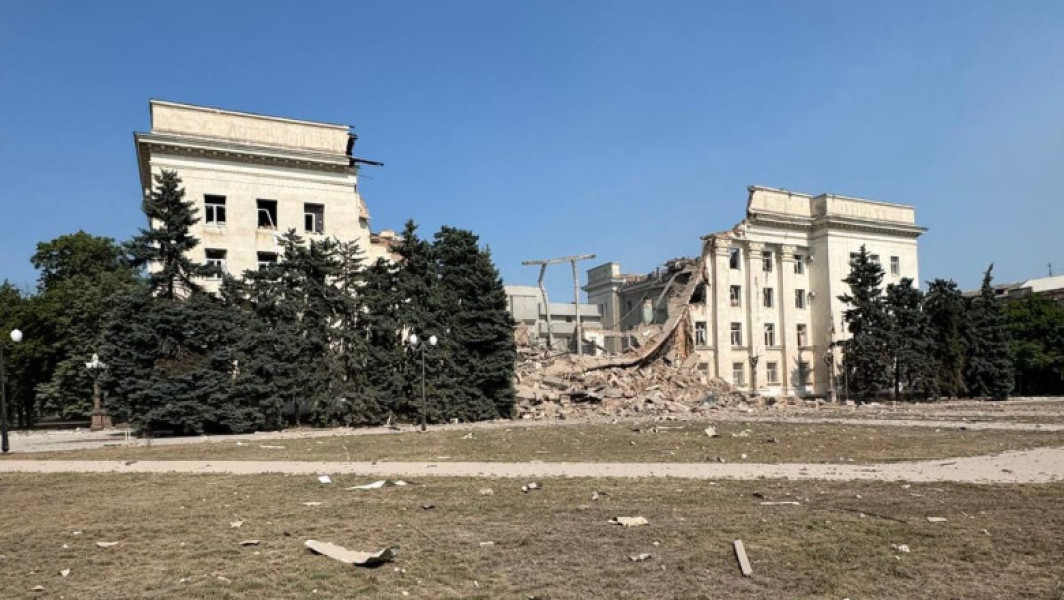 Zelenski acuză Rusia de distrugerea clădirii administrației din Herson, în sudul Ucrainei