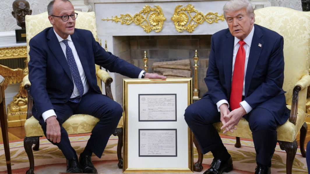 Friedrich Merz i-a oferit lui Donald Trump un certificat de naștere înramat al bunicului său, potrivit digi24.ro. La întâlnirea de la Casa Albă, cancelarul german a prezentat documentul, pe care l-a numit „certificatul de naștere al bunicului lui Donald Trump, născut în 1869, în apropiere de Bad Durkheim”. Merz a subliniat că „este un nume german serios”, iar Trump a răspuns cu umor, spunând: „E un nume german serios” și stârnind râsete.