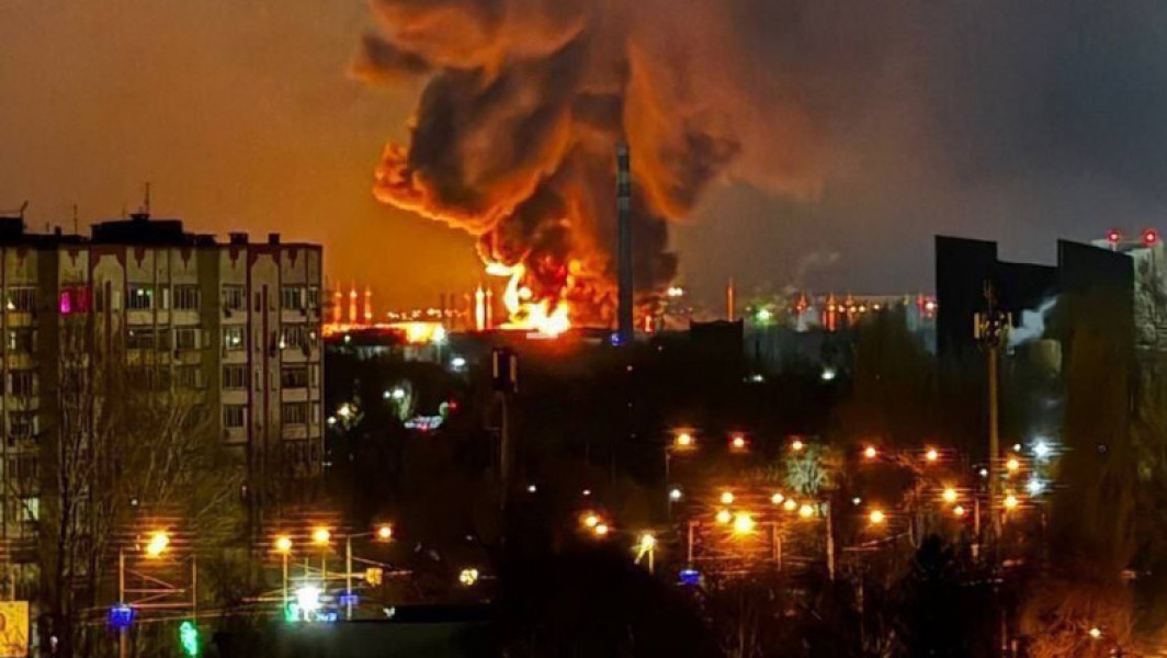 Rafinărie din Engels, cuprinsă de flăcări după un atac cu dronă din Ucraina