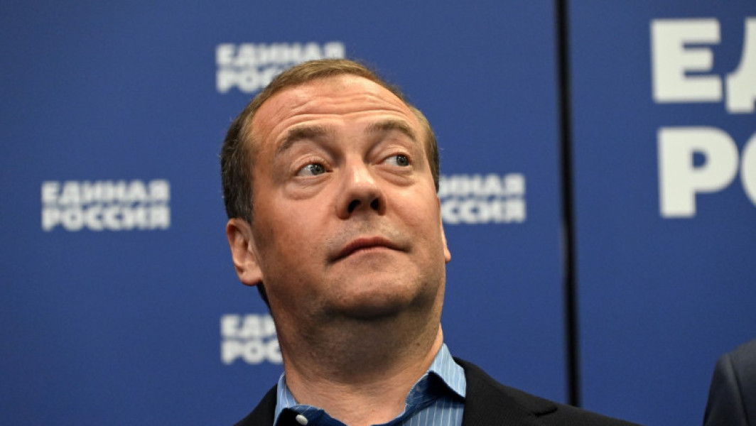 Dmitri Medvedev, vicepreședintele Consiliului de Securitate al Rusiei, a făcut o glumă pe rețeaua socială X, citată de digi24.ro, în care s-a oferit să ajute la rezolvarea conflictului dintre Donald Trump și Elon Musk. Potrivit acestuia, ar fi gata să faciliteze un acord de pace între cei doi, propunând drept plată acțiuni la compania lui Musk, Starlink, care a furnizat Ucrainei acces vital la internet în timpul conflictului. Medvedev a adăugat sarcastic: „Suntem gata să facilităm un acord de pace între D (Donald Trump) și E (Elon Musk) pentru o taxă rezonabilă și acceptăm acțiuni Starlink ca plată. Nu vă certați, băieți!” și a încheiat cu un emoticon ce mimează groaza.