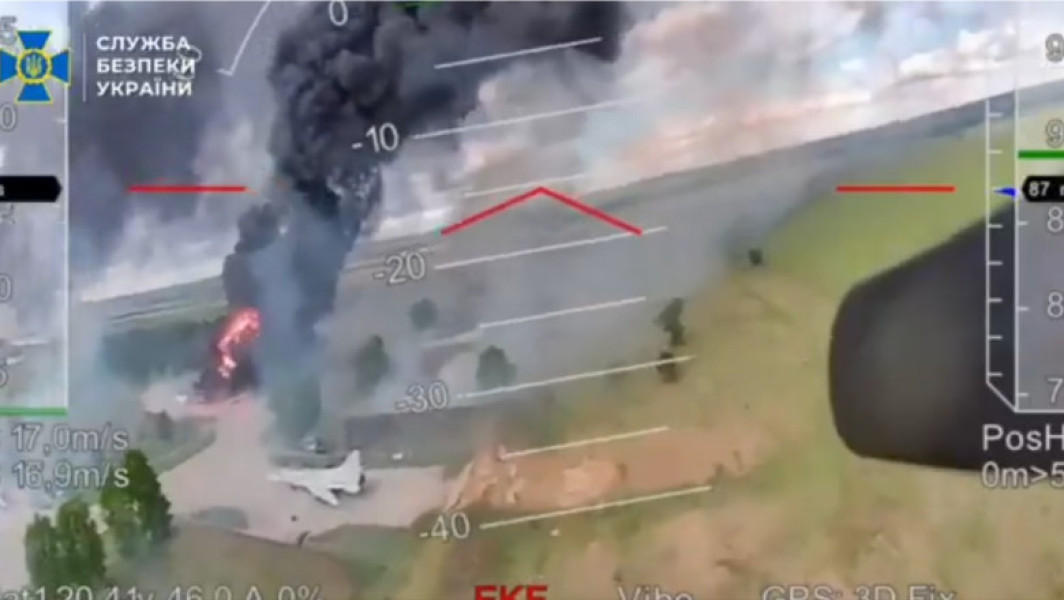 Ucraina a publicat noi imagini din atacul masiv cu drone asupra bazelor rusești, eveniment numit „Panza de Paianjen”, relatează Kyiv Independent, potrivit dig24.ro. În clipurile video se poate vedea drumul unei drone FPV, de la decolare de pe acoperișul unei clădiri până la impactul cu un bombardier strategic rus Tu-22M3, aflat pe baza aeriană Belaya în Siberia. Imaginile arată drona parcurgând o distanță mare, în ciuda faptului că fumul este deja vizibil din cauza avioanelor lovite anterior în aceeași operațiune.