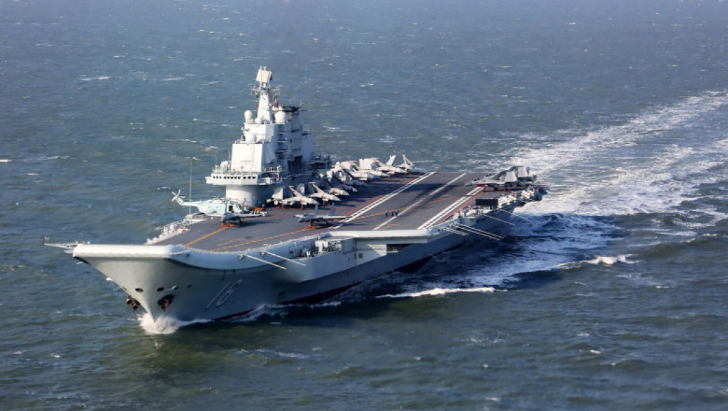 Portavionul chinez Liaoning a navigat pentru prima dată în apele de est ale insulei Iwo Jima, situată în Oceanul Pacific, au anunțat oficialii japonezi. Potrivit purtătorului de cuvânt al guvernului japonez, Yoshimasa Hayashi, această navigare a fost semnalată într-un briefing de presă la Tokyo. El a menționat că Japonia va intensifica supravegherea și va colecta informații pentru a monitoriza activitățile regimului chinez.