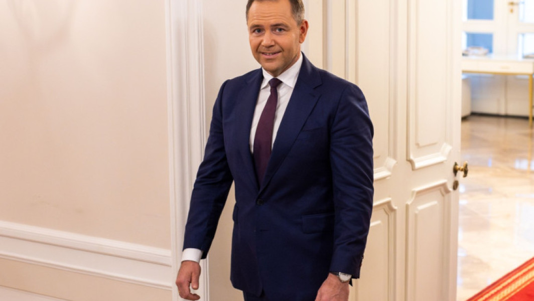 Karol Nawrocki, noul președinte al Poloniei, consideră Ungaria un partener esențial pentru țara sa, relatează Digi24.ro. În primul său interviu acordat unei publicații străine, Nawrocki a spus că intenționează să intensifice cooperarea în cadrul Grupului de la Visegrad, format din Polonia, Ungaria, Slovacia și Republica Cehă. El a subliniat importanța consolidării flancului estic al NATO și a formatului București-9, pentru a asigura securitatea regiunii.