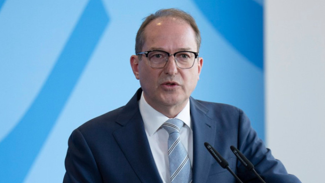 Numărul extremiștilor de extremă dreaptă din Germania a crescut semnificativ în 2024, informează un raport prezentat de ministrul de interne, Alexander Dobrindt. Conform documentului, monitorizarea serviciilor de informații interne, Oficiul federal pentru apărarea Constituției, arată că, anul trecut, numărul persoanelor aflate în vizor a ajuns la 50.250, în creștere cu 23%.