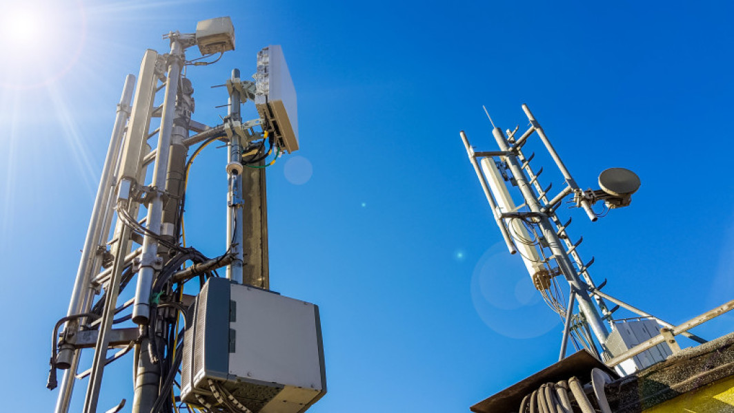 Ucraina analizează aplicarea unor restricții temporare asupra serviciilor de telefonie mobilă pentru a contracara utilizarea rețelelor locale de către Rusia în timpul atacurilor cu drone, relatează digi24.ro. Potrivit Comisiei de Apărare a parlamentului ucrainean, aceste măsuri vizează perturbarea activităților de culegere de informații de către dronele rusești, în special cele echipate cu cartele SIM preplătite ucrainene, pentru a transmite date critice în timpul zborurilor.