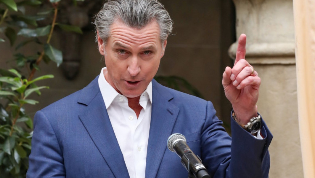 Statul California cere instanței să blocheze trimiterea de militari la Los Angeles