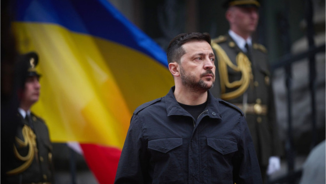 Ucraina își menține curajul în fața provocărilor, deși șansele de a câștiga pe câmpul de luptă par a scădea după revenirea lui Donald Trump la Casa Albă. Potrivit unui articol publicat pe digi24.ro, perspectiva unui viitor sigur pentru Kiev devine tot mai dificilă odată cu schimbarea politicii americane, iar calea spre independență și suveranitate pare mai îngustă. Cu toate acestea, oficialii și experții consideră că Ucraina încă dispune de strategii și resurse pentru a-și continua lupta, chiar și fără sprijinul total al S.U.A., așa cum a fost acordat în anii anteriori.