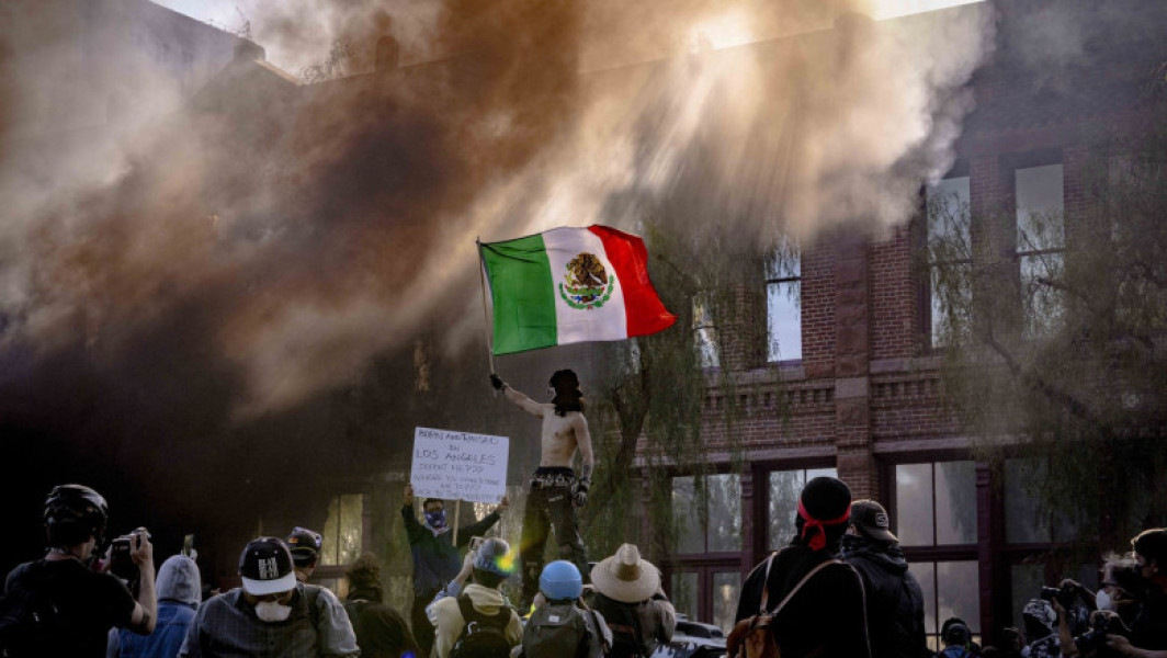 Steagul mexican, un simbol al protestelor din Los Angeles în contextul crizei imigranților