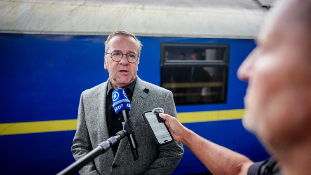Boris Pistorius, ministrul german al apărării, a ajuns joi dimineața la Kiev, confirmă un purtător de cuvânt al ministerului. Vizita survine în contextul unui val intens de bombardamente rusești asupra Ucrainei, pe fondul impasului din negocierile de pace dintre Kiev și Moscova. Purtătorul de cuvânt nu a oferit detalii despre programul ministrului, relatează AFP, citată de Agerpres.