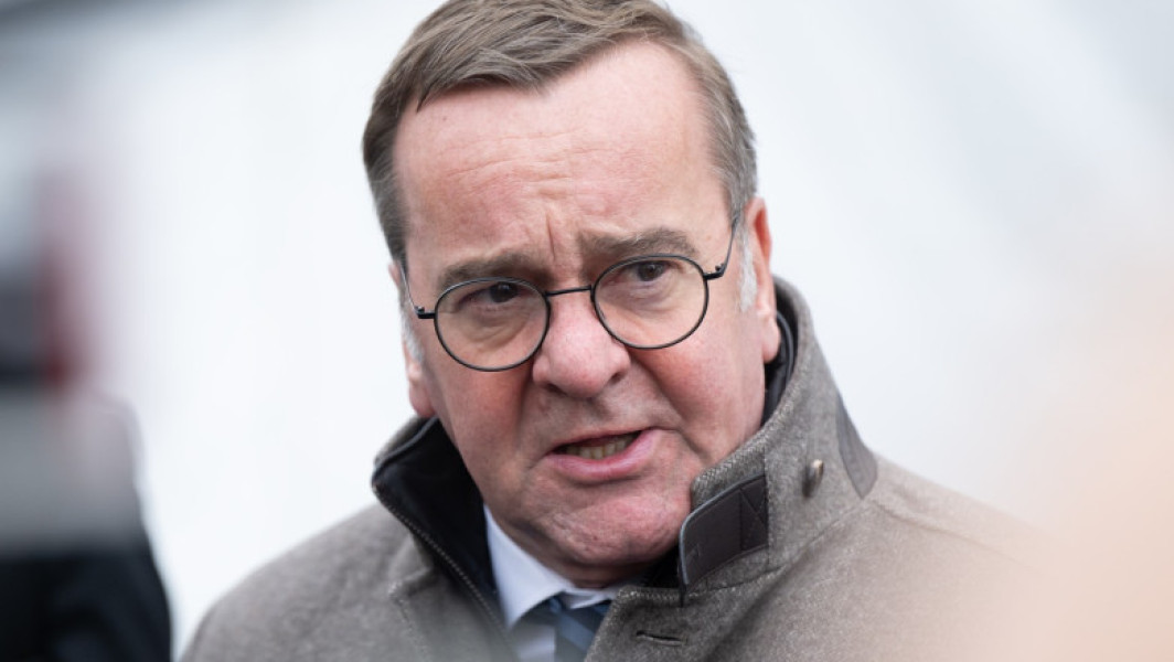 ministrul german al apărării, Boris Pistorius, în vizită la Kiev, a condamnat atacurile aeriene rusești asupra Ucrainei, descriindu-le ca fiind extrem de violente și amenințătoare. Potrivit lui Pistorius, modelul acestor atacuri arată că Moscova nu are niciun interes pentru o pace, ci continuă campania cu forță, vizând în special zone civile.