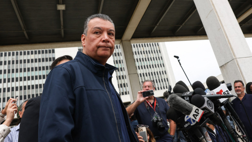 senatorul american Alex Padilla, scos dintr-o conferință de presă și incatusat de agenții de securitate, după o încercare de a pune o întrebare