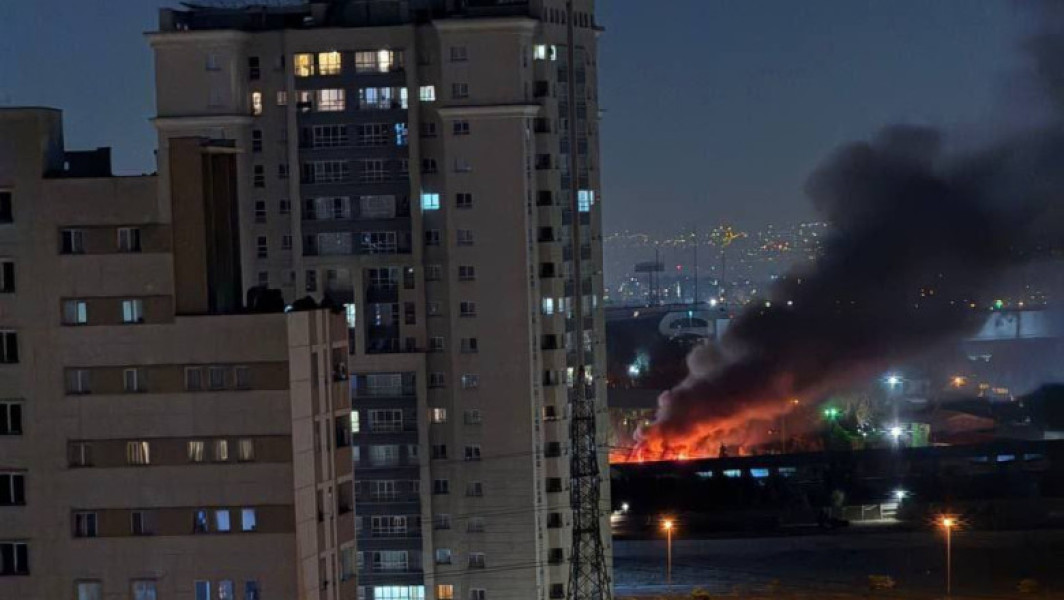 Israelul a lansat o operațiune militară asupra Iranului, numită „Rising Lion”, anunță ministrul aparării, Israel Katz. Potrivit surselor, au fost lovite zeci de ținte legate de programul nuclear iranian și alte instalații militare. Zboruri de atac au vizat situri nucleare, inclusiv o uzină de imbogățire a uraniului din Natanz, relatează Digi24.ro.
