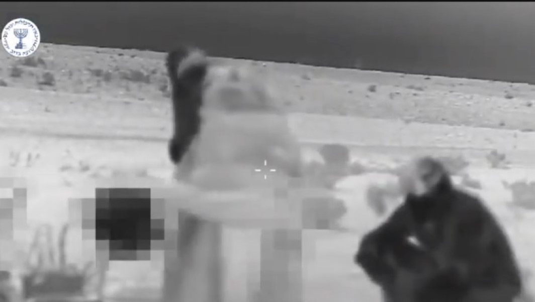 Israel a publicat imagini cu agenți Mossad infiltrati în Iran, care au lansat rachete asupra unei baze aeriene iraniene, potrivit publicației Times of Israel. Conform sursei, agenții Mossad au construit în Iran o „bază de drone kamikaze”, arme folosite apoi în atacul din această dimineață. Corespondentul militar al publicației notează că dronele au fost utilizate pentru a lovi lansatoarele de rachete balistice din apropierea capitalei Teheran, atac ce a împiedicat Iranul să răspundă cu propriile rachete asupra Israelului.