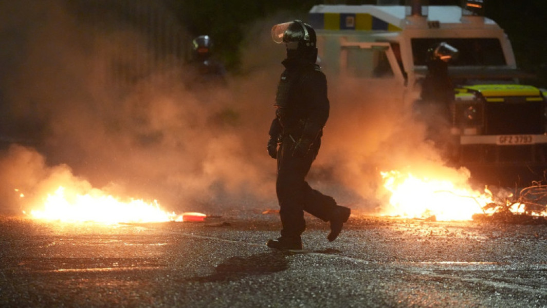 Violențe și tulburări în Irlanda de Nord în ciuda apelurilor la calm