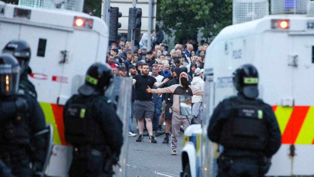 violente și tulburări în Ballymena, Irlanda de Nord, după incidentul din iunie