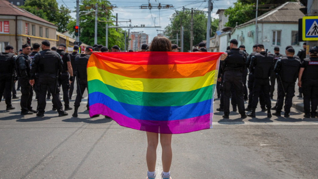 Tensiuni la Chișinău în timpul unei manifestații religioase și a unui protest LGBT