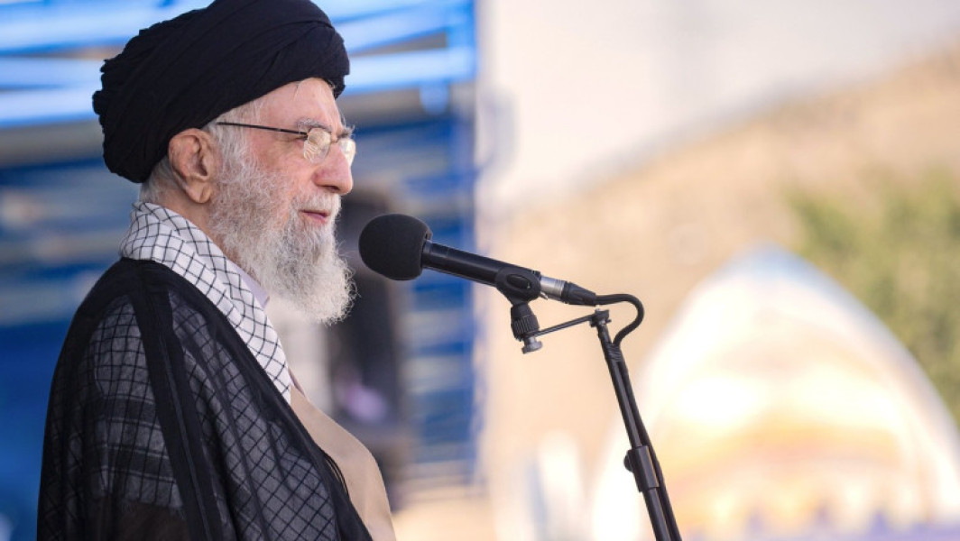 Khamenei, liderul suprem al Iranului, a făcut prima sa apariție publică în cinci ani, în octombrie 2024, și a transmis un mesaj dur pentru Israel. În fața unei mulțimi de zeci de mii de susținători într-o moschee din Teheran, el a declarat că Israelul „nu va rezista mult timp”. Liderul de 84 de ani a subliniat necesitatea de a opune o rezistență unită inamicului și de a își întări credința. Potrivit The Guardian, acest discurs a venit într-un context tensionat, cu câteva zile înainte ca Israelul să anunțe uciderea liderului Hezbollah, Hassan Nasrallah, condamnat de Khamenei, pe care îl cunoștea de zeci de ani.