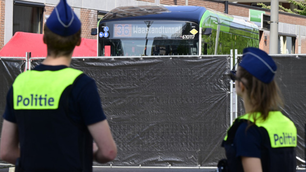 Atac cu cuțitul într-un autobuz din Antwerpen: o persoană a murit, alte două rănite