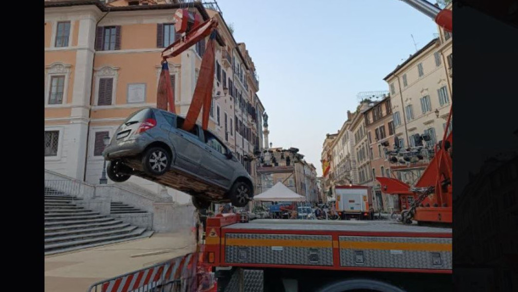 Bătrân de 80 de ani rămâne blocat cu mașina pe Treptele Spaniole din Roma