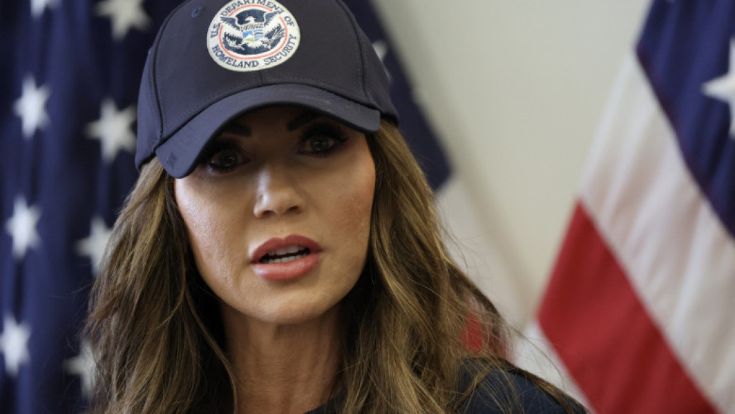 Kristi Noem, secretar pentru securitate internă, a fost transportată de urgență la spital în Washington DC, relatează digi24.ro. Potrivit Departamentului pentru Securitate Internă, ea a avut o reacție alergică și a fost dusă pentru investigații, însă este conștientă și se recuperează. Purtătoarea de cuvânt a departamentului, Tricia McLaughlin, a confirmat că nu există alte detalii despre stareți.