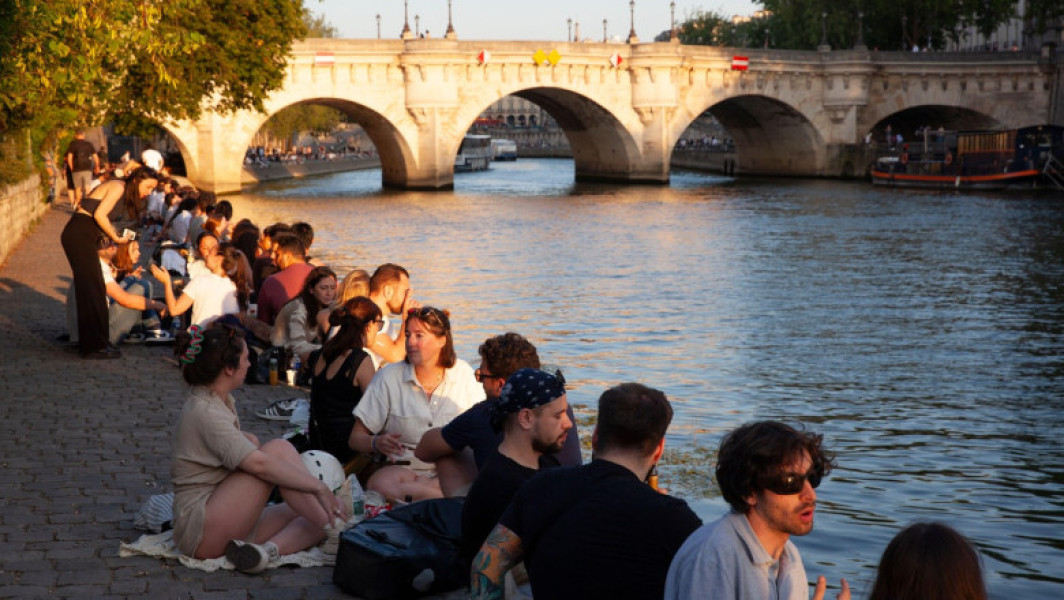 Parisul se pregătește pentru valuri de caniculă extreme, cu temperaturi ce ar putea ajunge la 50 de grade Celsius în următorii ani, informează digi24.ro. Municipalitatea a anunțat că va intensifica investițiile în spații verzi, instalații de umbrire și sisteme de răcire pentru a proteja populația.