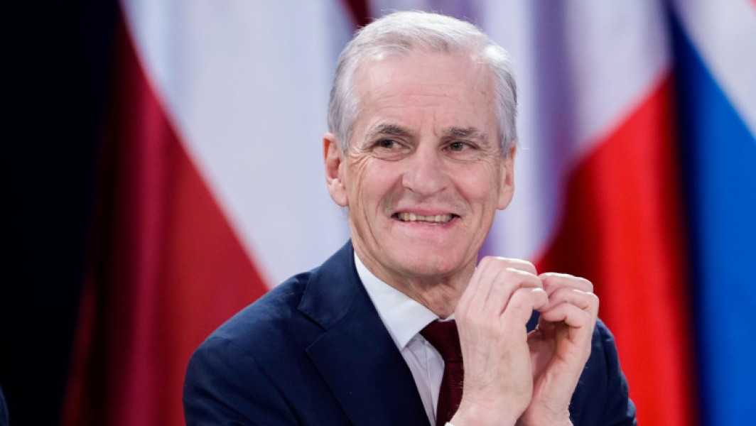 norvegia intenționează să își majoreze cheltuielile pentru apărare până la 3,5% din PIB, anunță prim-ministrul Jonas Gahr Stoere. De asemenea, țara vrea să utilizeze încă 1,5% din PIB pentru scopuri extinse legate de securitate, în conformitate cu obiectivele bugetare ale NATO. Potrivit unei declarații făcute vineri, el a subliniat că trebuie să facem mai mult pentru a asigura securitatea națională și pentru a contribui la securitatea comună, împreună cu aliații din NATO.