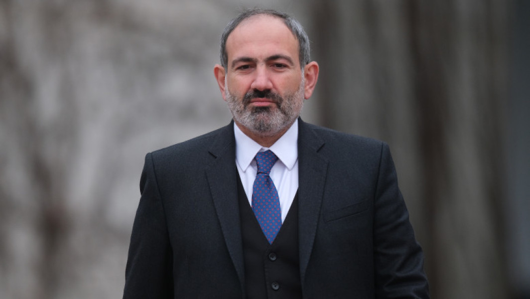 Premierul armean Nikol Pasinian efectuează o vizită istorică în Turcia, eveniment considerat foarte rar pentru o țară considerată înamicul Armeniei. Potrivit informațiilor de pe Digi24.ro, această vizită are loc la invitația președintelui turc Recep Tayyip Erdogan și marchează o etapă importantă spre pacea în regiune.