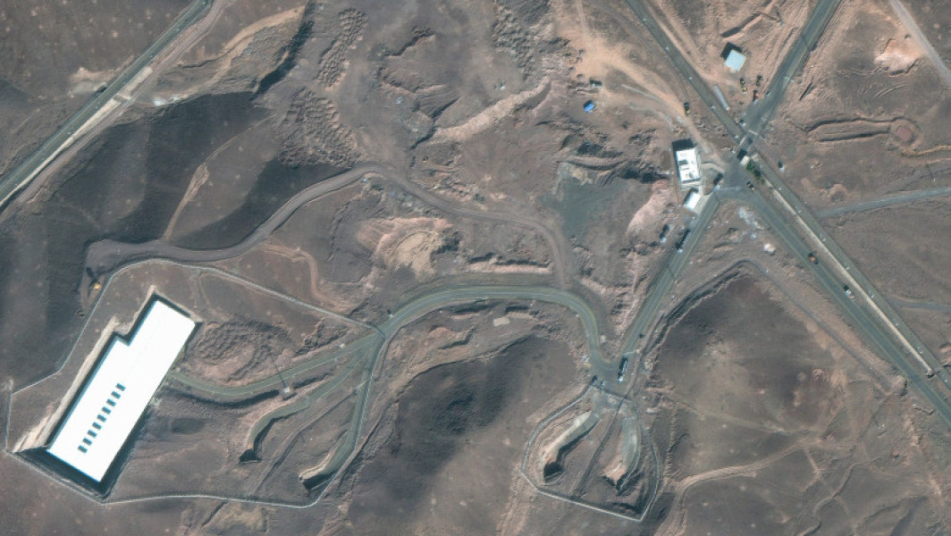 Statul american a lansat un atac asupra siturilor nucleare din Iran, concentrându-se în special pe situl Fordo, considerat unul dintre cele mai bine protejate obiective subterane. Potrivit noilor informații, acest atac a fost efectuat cu sprijinul strategic al Israelului, iar președintele Donald Trump a anunțat „distrugerea completă” a instalației. El a declarat că „loviturile au fost un succes militar spectaculos”, menționând că această acțiune a fost necesară pentru a opri programul nuclear iranian.