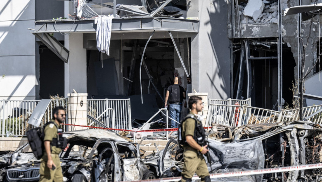 Iranul a lansat un val masiv de rachete asupra Israelului, actiune care a starnit atat ingrijorare, cat si incredere in sistemele de aparare ale tarii, potrivit jurnalistului roman Dragos Nelersa, stabilit in Israel. Alarmele au fost activate devreme dimineata, in jurul orei 7, iar populatia a fost pregatita sa se adape la adăposturi, conform spuselor sale. El explica ca majoritatea cladirilor noi sunt echipate cu camere si usi blindate, iar oamenii sunt avertizati in prealabil despre locurile de refugiu, fie publice, fie personale.