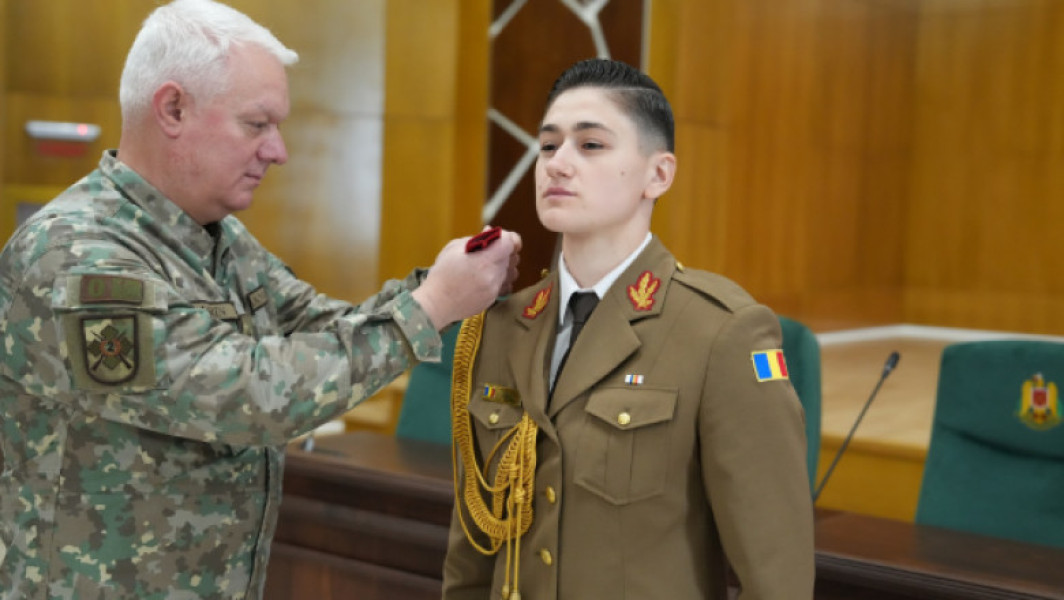Miruna Gabriela Duracu, româncă absolventă a prestigioasei academii militare „West Point” din Statele Unite, a primit luni gradul de sublocotenent într-o ceremonie desfășurată la Statul Major al Forțelor Terestre. În discursul său, ea a subliniat importanța unui lot de ofițeri români nu doar bine pregătiți, ci și echilibrați, curajoși și dedicați.