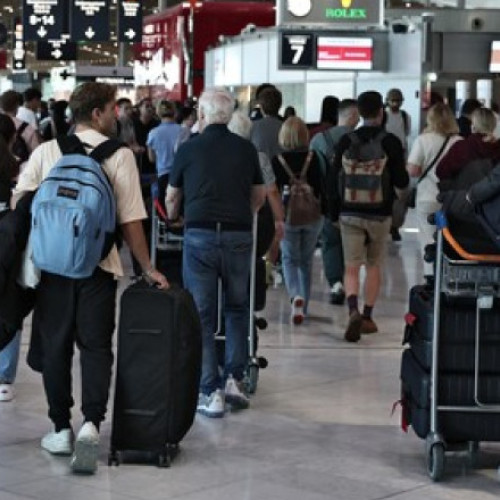 Haos pe aeroporturile din Franța: Peste 900 de zboruri au fost anulate joi din cauza grevei controlorilor de trafic aerian