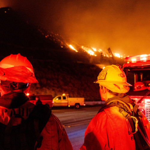 Video California se luptă cu „Madre”, cel mai mare incendiu de vegetație din acest an. 20.000 de hectare au ars, 300 de pompieri mobilizați