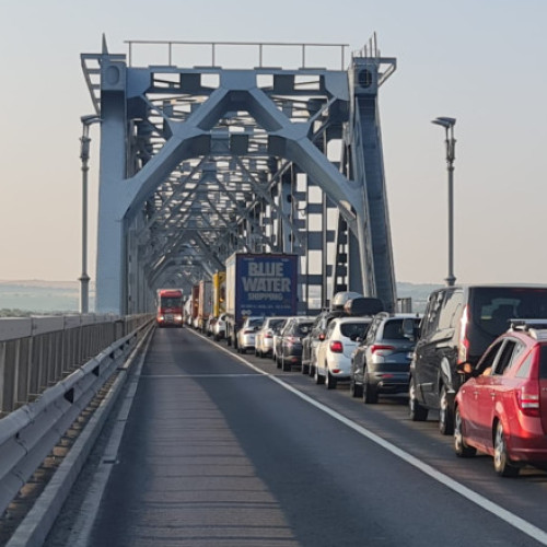 Infotrafic: circulația pe podul Giurgiu - Ruse, blocată de dimineață din cauza unui camion defect, a fost reluată