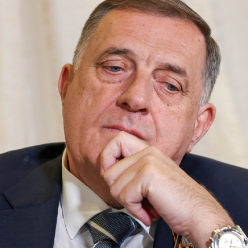 După trei luni de sfidare, liderul sârbilor din Bosnia, Milorad Dodik, s-a predat justiției. Mandatul său de arestare a fost anulat